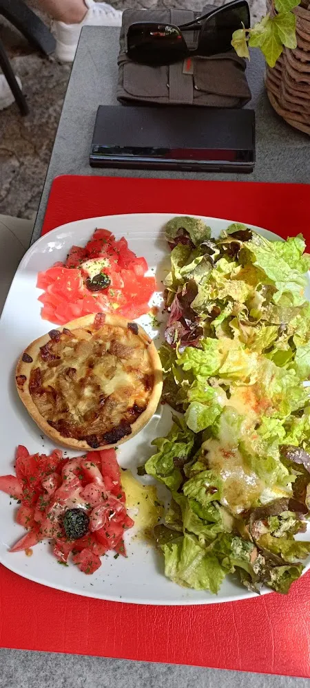 Quiche À l'oignon Et Salade